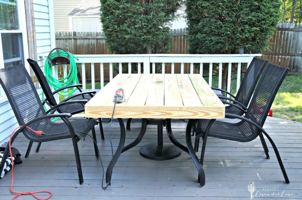 Cheap home decor: how to update an outdated outdoor furniture