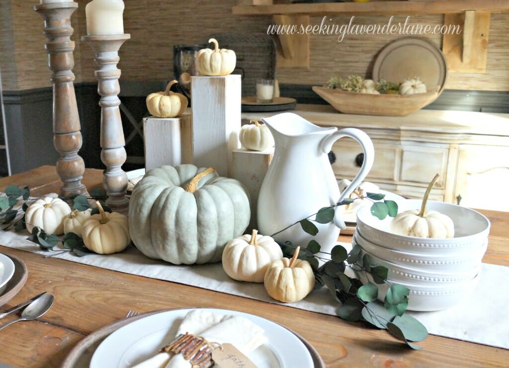 Easy neutral Thanksgiving tablescape
