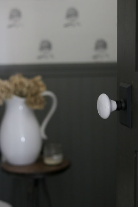 vintage knob look with white door knobs 