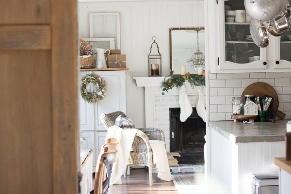 https://seekinglavenderlane.com/wp-content/uploads/2017/12/Simple-Farmhouse-Christmas-Kitchen-6409.jpg