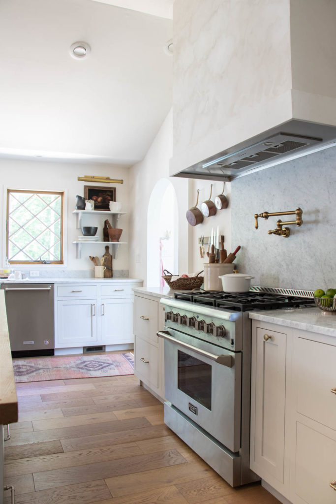 Simple & Functional European Farmhouse Style Kitchen Decor Ideas