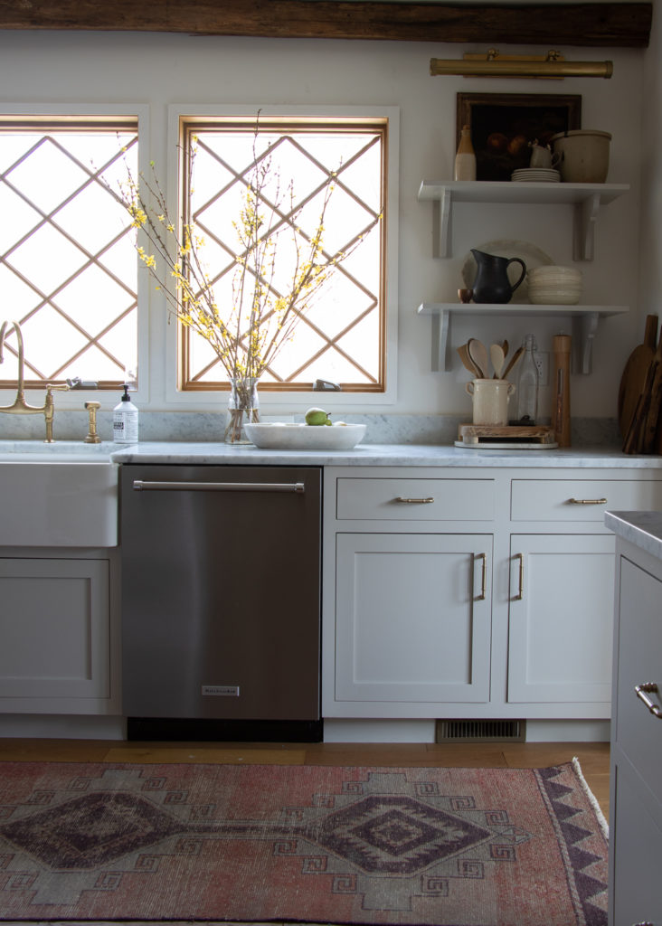 7 Ways To Authentically Style Your Farmhouse Kitchen/Diner - My